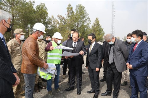 VALİMİZ SAYIN ALİ HAMZA PEHLİVAN, İLÇE JANDARMA KOMUTANLIĞIMIZA AİT VARDİYA YATAKHANESİ İNŞAAT ALANINDA İNCELEMELERDE BULUNDU